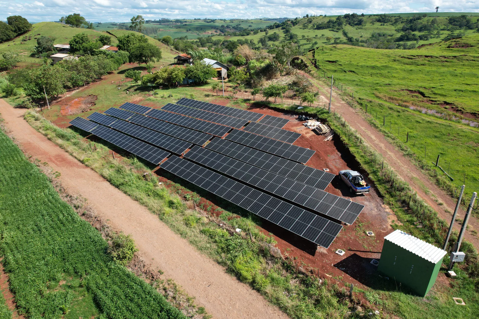 Vista aérea de instalação de energia solar